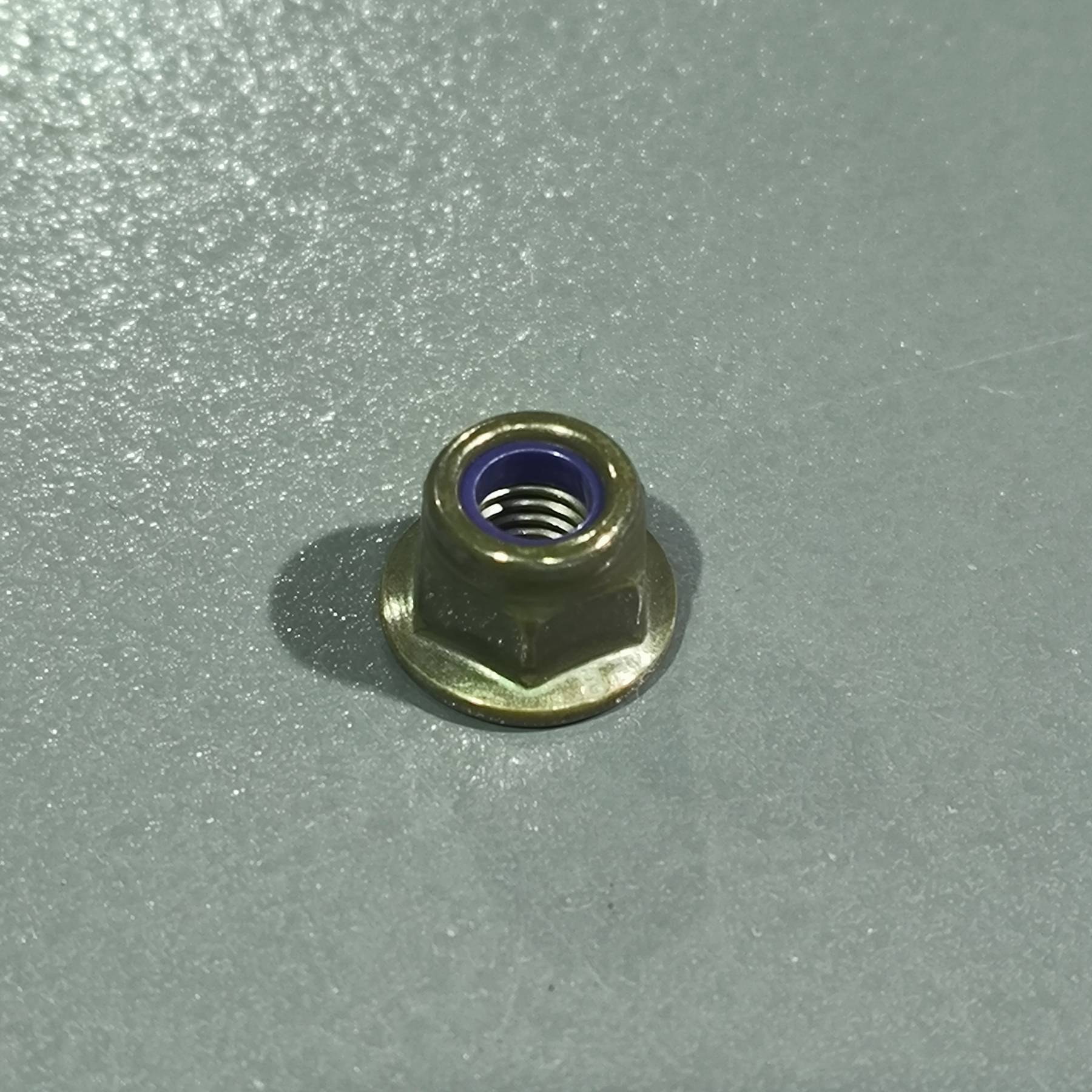 Гайка М6 фланцевая без насечек самоконтрящаяся с пластмассовым стопором зеленая DIN 692